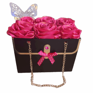Box noire avec roses roses